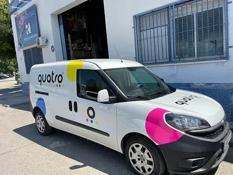 Furgoneta blanca con la marca 