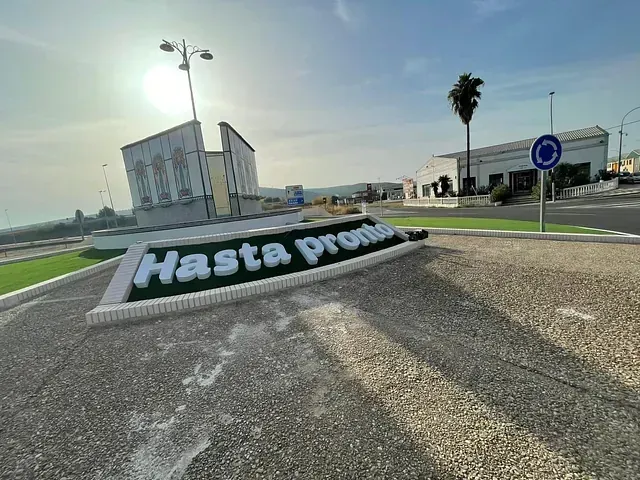Una rotonda con la inscripción 