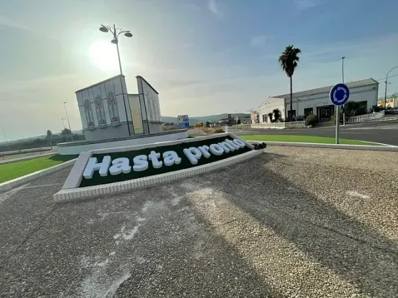 Una rotonda con la inscripción 