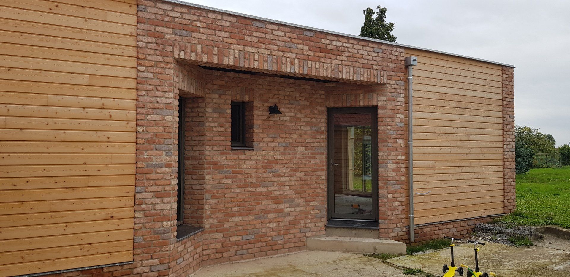 Extension de maison, façade en briques marron