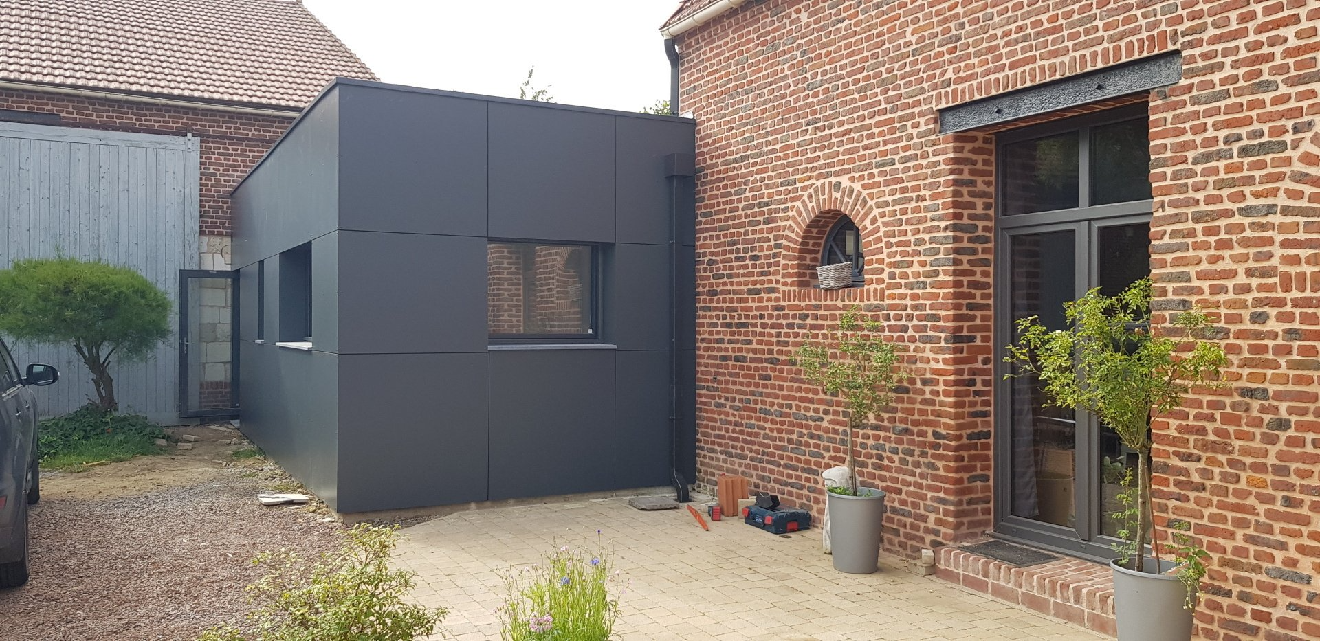 Extension de maison, façade noire