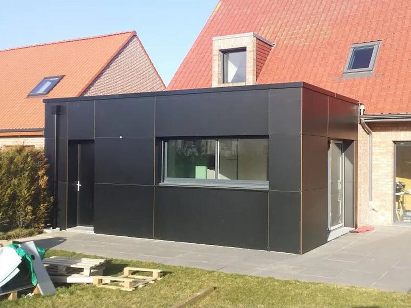 Extension de maison avec revêtement noir