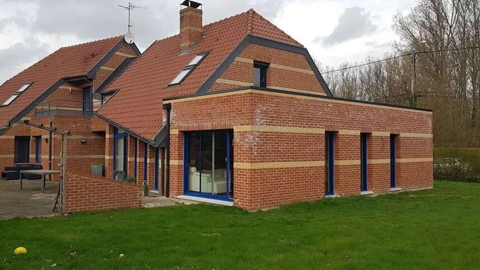 Extension de maison avec revêtement en briques