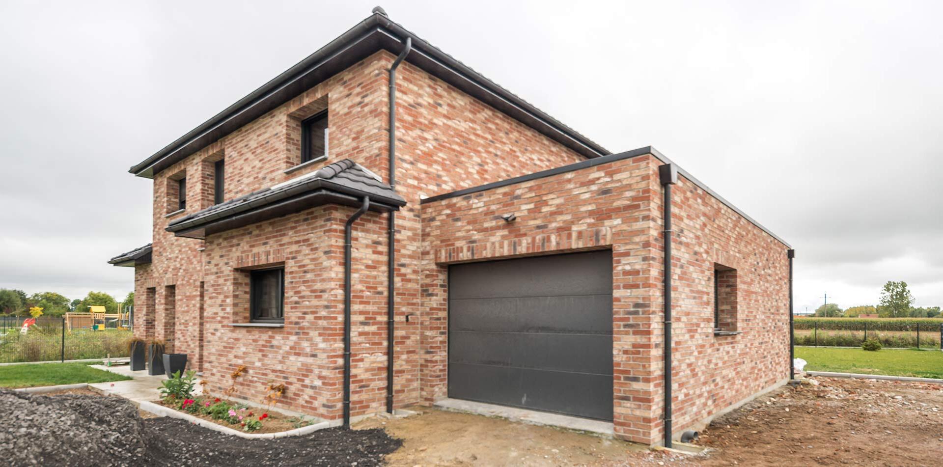 Façade d'une maison en briques de 3/4