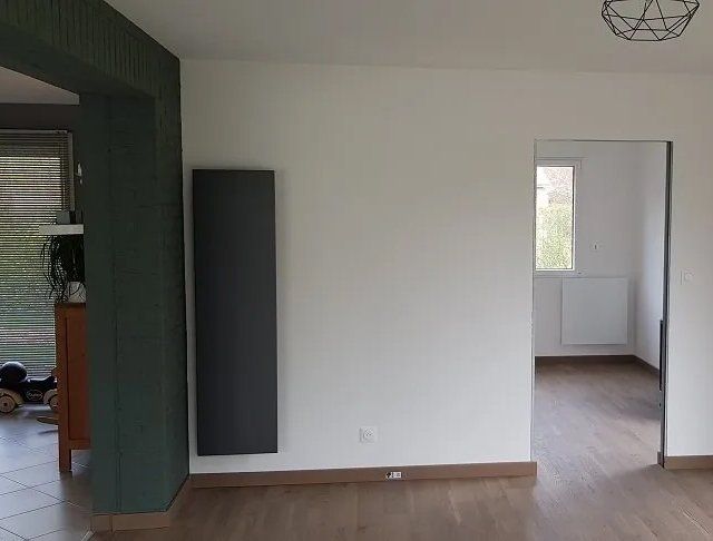 Vue d'une maison à l'intérieur aux murs blancs