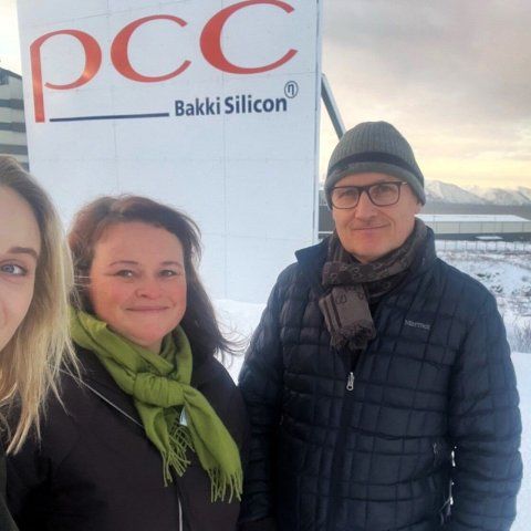 Þrír aðilar standa fyrir framan pcc bakki sílikonskilti