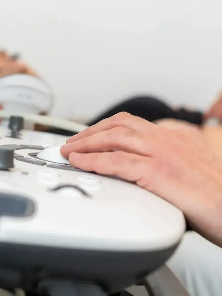 Eine Nahaufnahme einer Person, die eine Computermaus benutzt