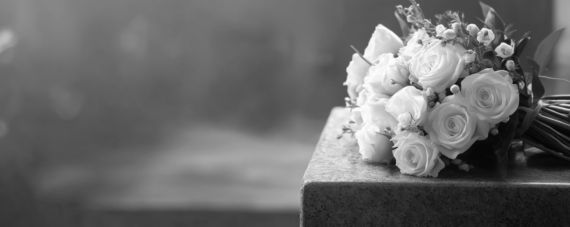 Bouquet de roses sur une tombe