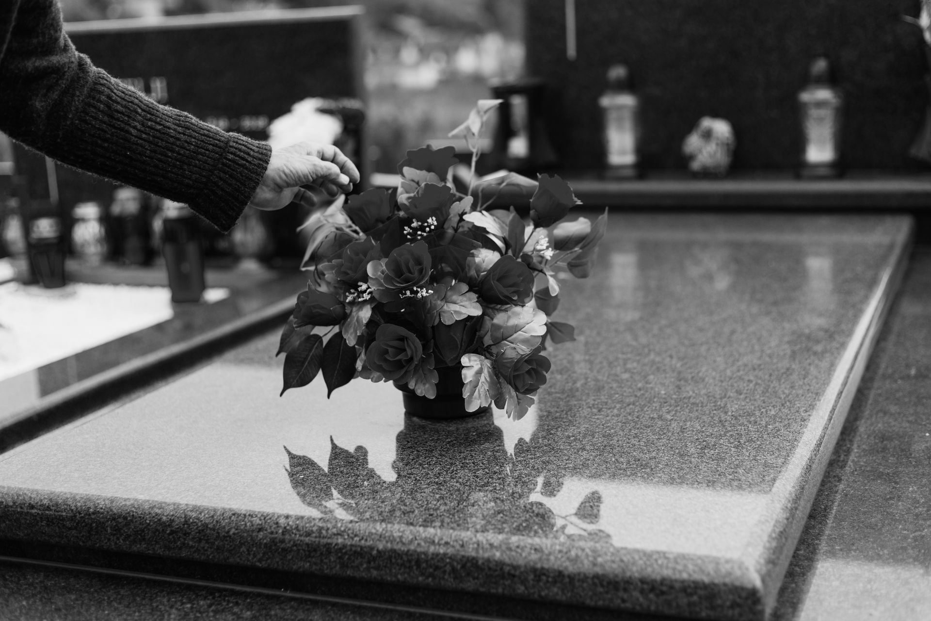 Bouquet de roses rouges déposé sur une tombe