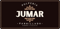 Logotipo marrón oscuro con la palabra “JUMAR” en blanco, el texto “Pulpería” y “Parrillada”, y detalles decorativos.