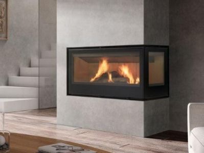 Hay una chimenea en la esquina de la habitación.