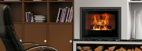 Una sala de estar con chimenea y una silla.
