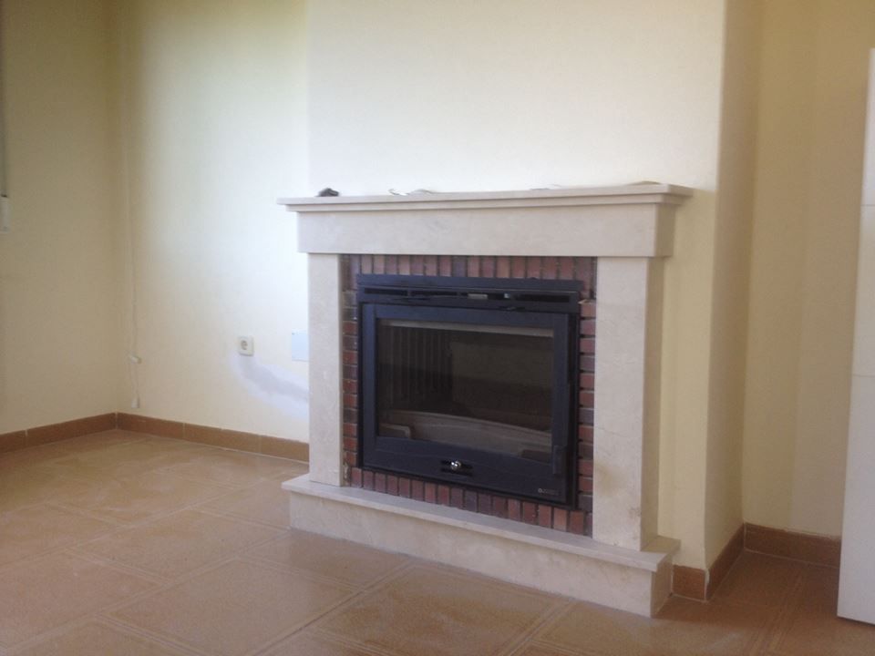 Hay una chimenea en el centro de la habitación.