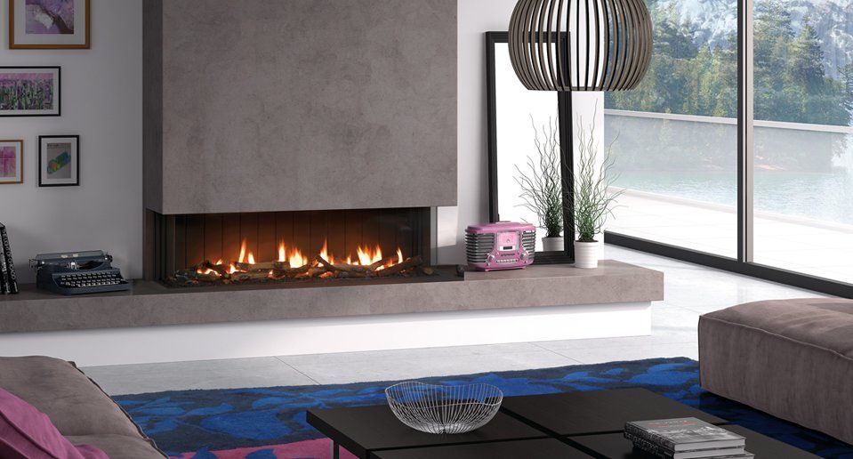 Hay una chimenea en el medio de la sala de estar.