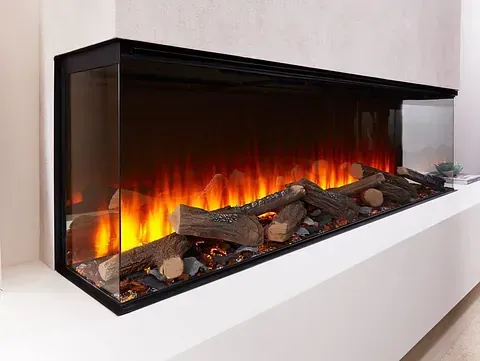 Una chimenea con troncos dentro está colocada sobre un estante blanco.