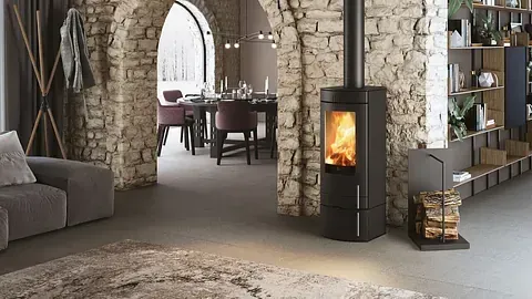 Una sala de estar con chimenea y un sofá.