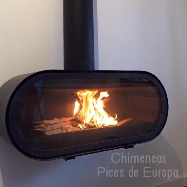 Una chimenea con las palabras Chimeneras Picos de Europa en la parte inferior