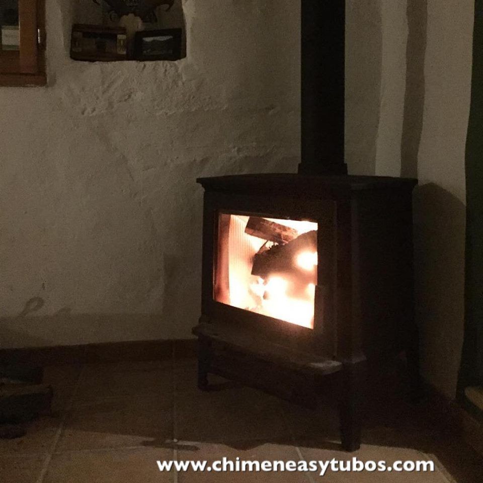 Se enciende una chimenea en una habitación con el sitio web www.chimeneeasytubos.com