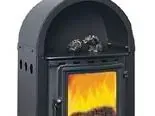 Una chimenea negra con una puerta de cristal y un fuego en ella.