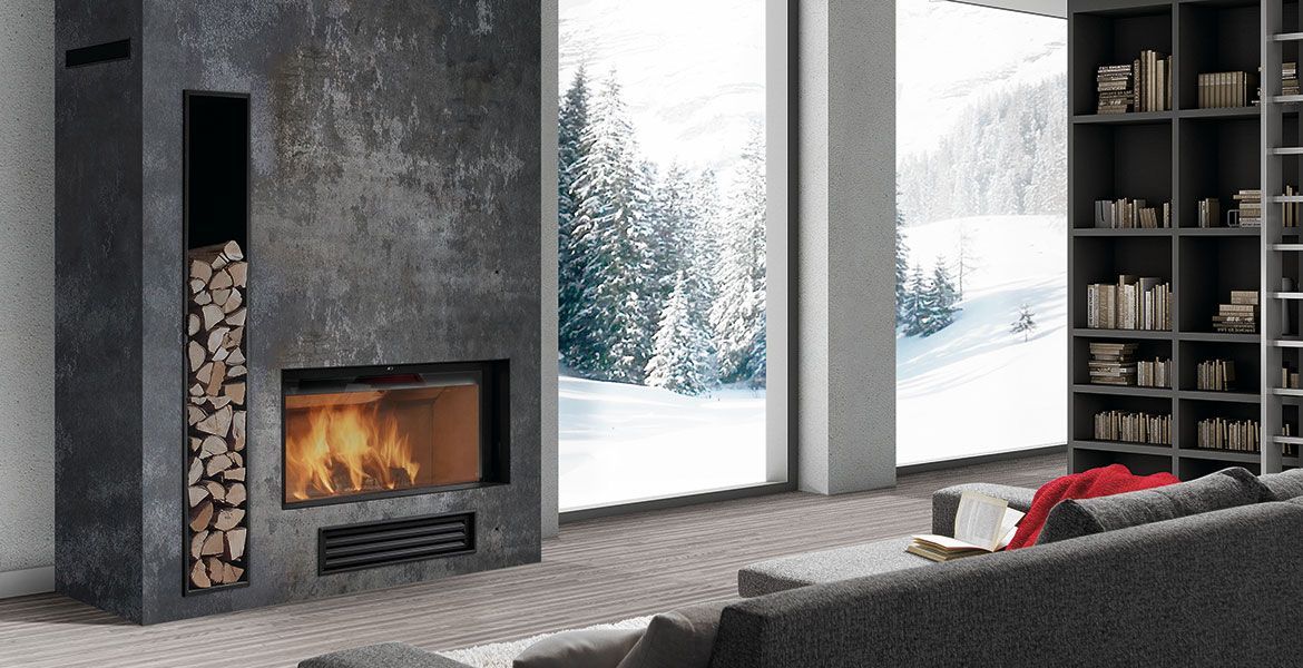 Una sala de estar con chimenea y un sofá.