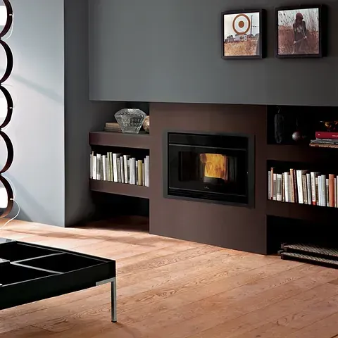 Una sala de estar con chimenea y estanterías.