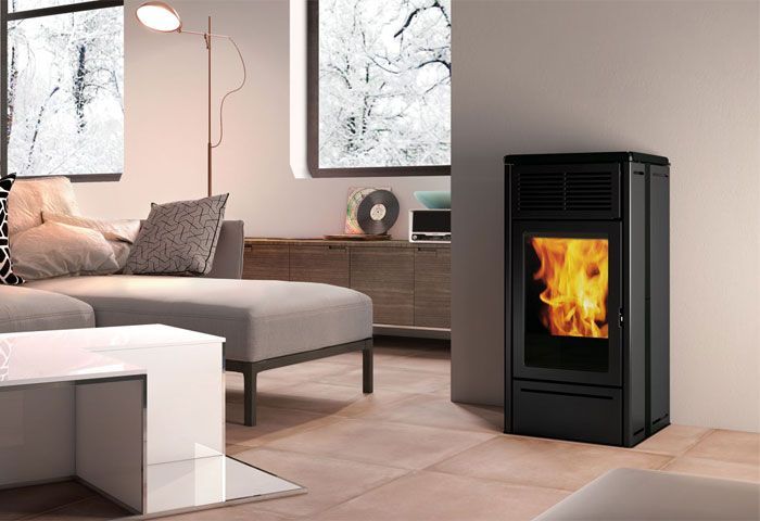 Una sala de estar con estufa y sofá.