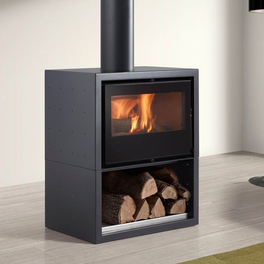 Una chimenea con muchos troncos dentro