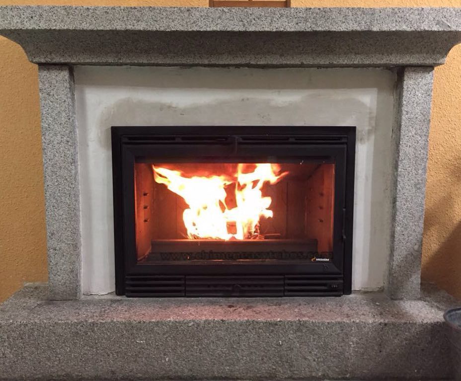 Una chimenea con llamas saliendo de ella