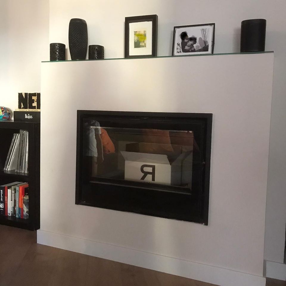 Una sala de estar con chimenea y un cartel que dice ne