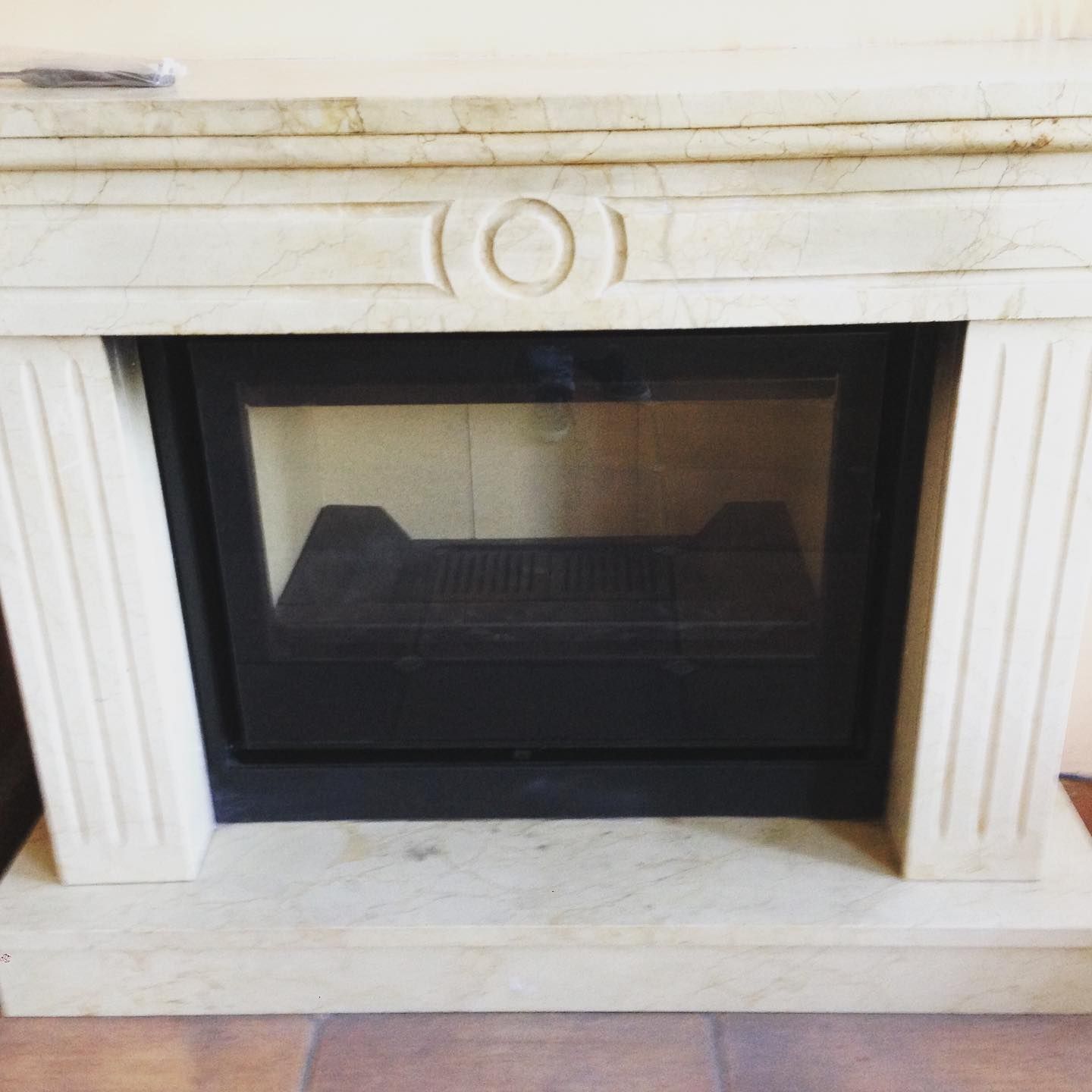 Una chimenea con la letra o en ella