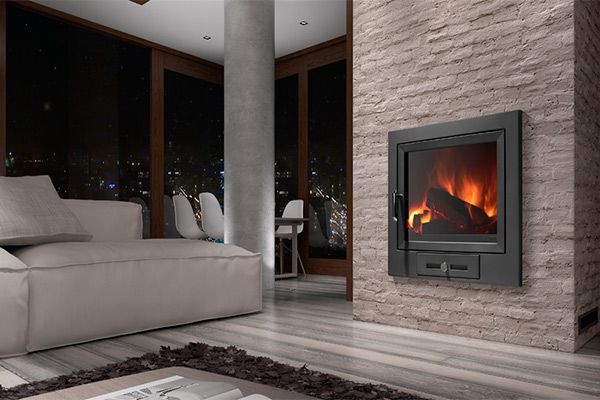 Una sala de estar con chimenea y un sofá.