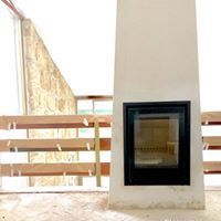 Hay una chimenea en el centro de la habitación.