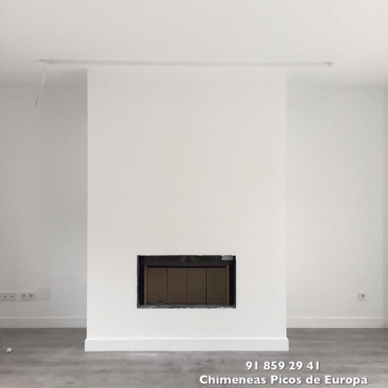 Una habitación vacía con chimenea y el número 91 859 29 41