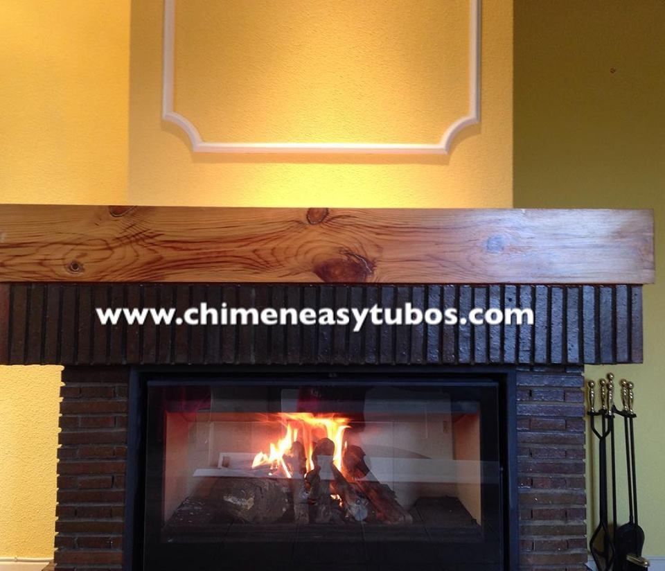 Una chimenea con el sitio web www.chimeneasytubos.com escrito encima