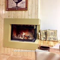 Hay una chimenea en la esquina de la habitación.