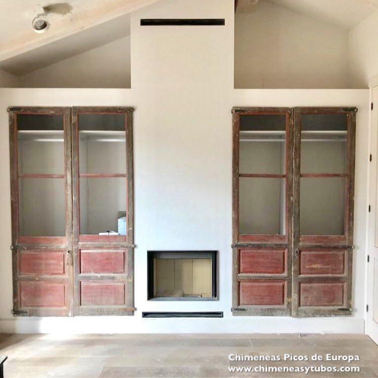 Una sala de estar con chimenea y puertas de cristal.