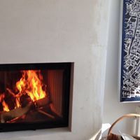 Hay una chimenea en la esquina de la habitación.