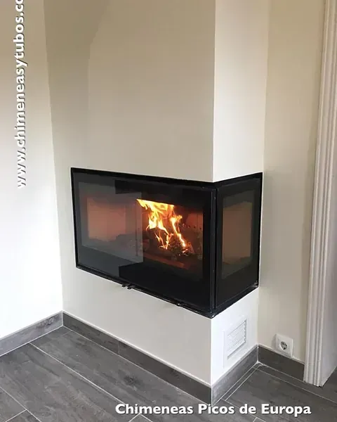 Hay una chimenea en la esquina de la habitación.