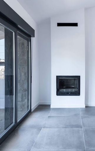 Una sala de estar con chimenea y puertas corredizas de vidrio.