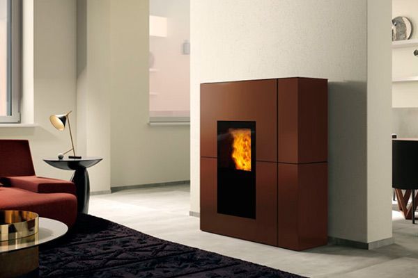 Una sala de estar con chimenea y un sofá.