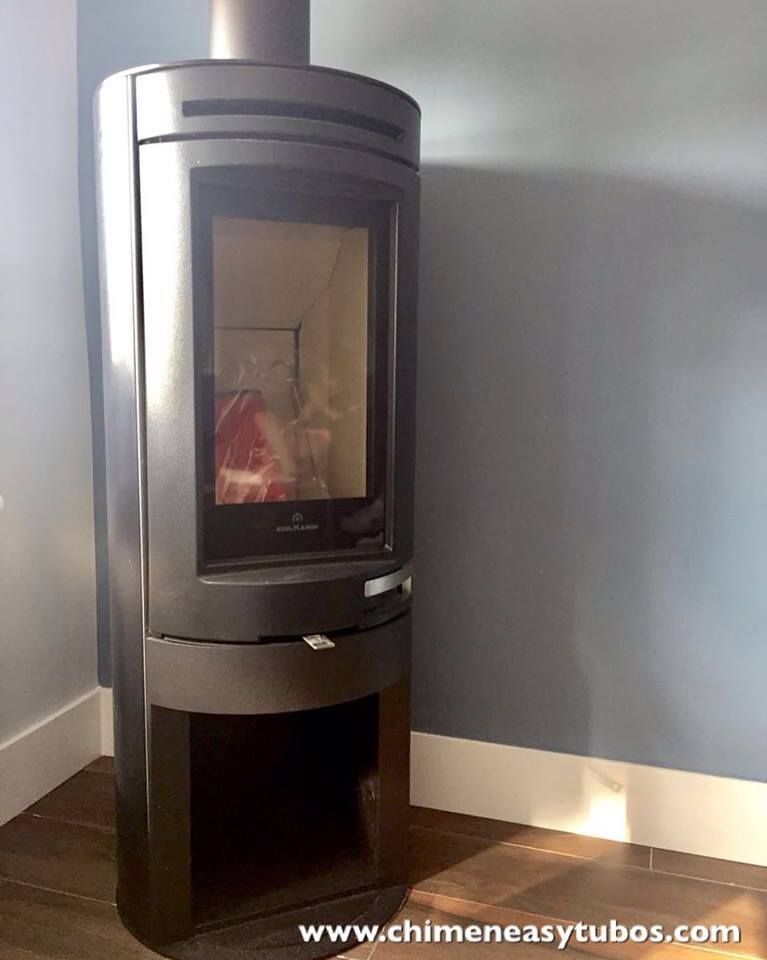 Una chimenea con el sitio web www.chimeneasytubos.com en la parte inferior