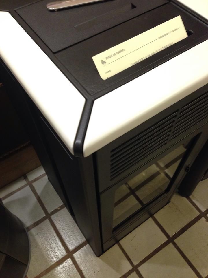 Una caja negra con una etiqueta blanca que dice 'a'