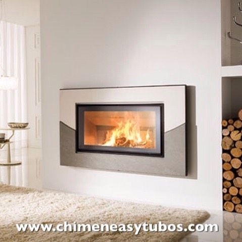 Una chimenea está empotrada en la pared de una sala de estar.