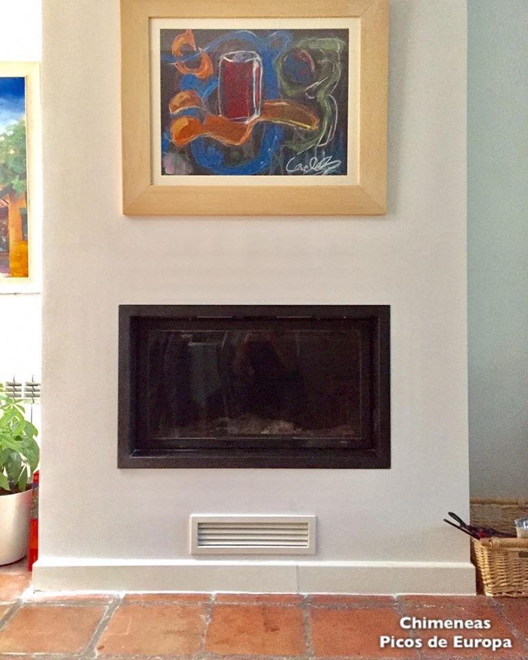 Una chimenea con una imagen encima que dice picos de europa