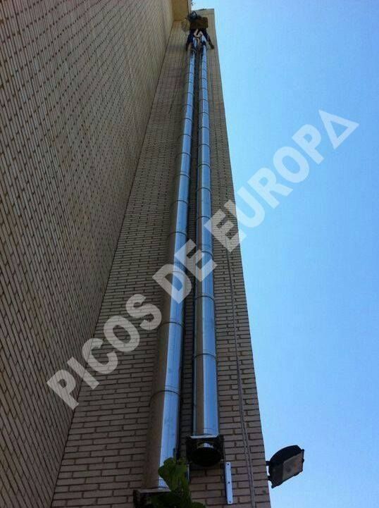 Un edificio muy alto con la leyenda "Picos de Europa" escrita en él.