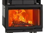Una chimenea con mucho fuego en ella.