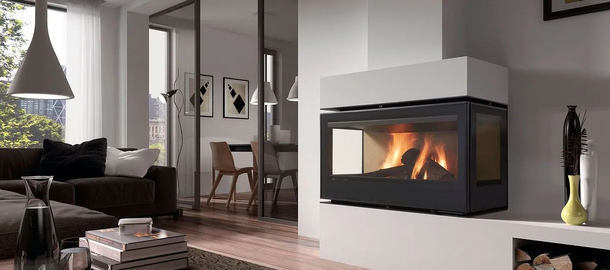 Una sala de estar con chimenea y un sofá.