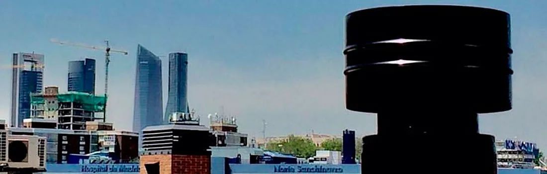 Un horizonte de una ciudad con un objeto negro en primer plano