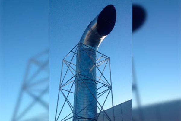 Un gran tubo de metal con un cielo azul de fondo.