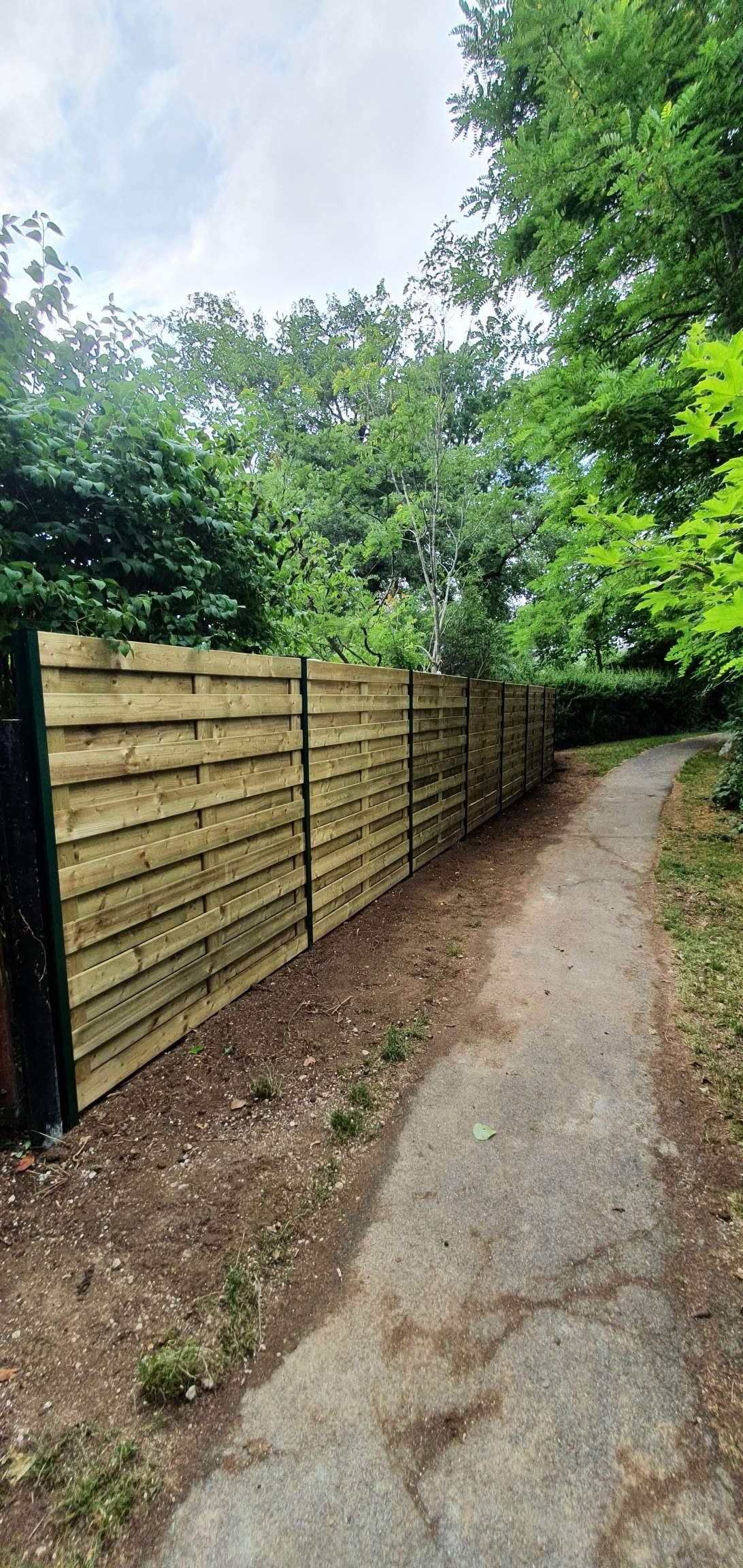 Clôture chemin de forêt